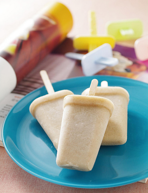 制作方法是将混合好的牛奶液倒入冰棍模具中,然后放入冰箱冷冻室冷冻