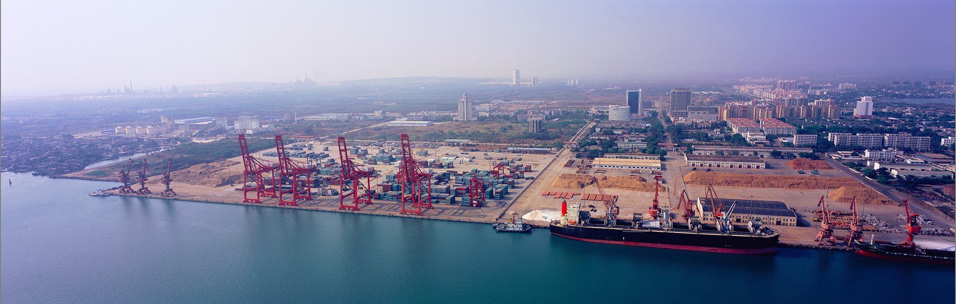 port),是中国海南省洋浦经济开发区港口,位于海南岛西北部,隔兵马角与