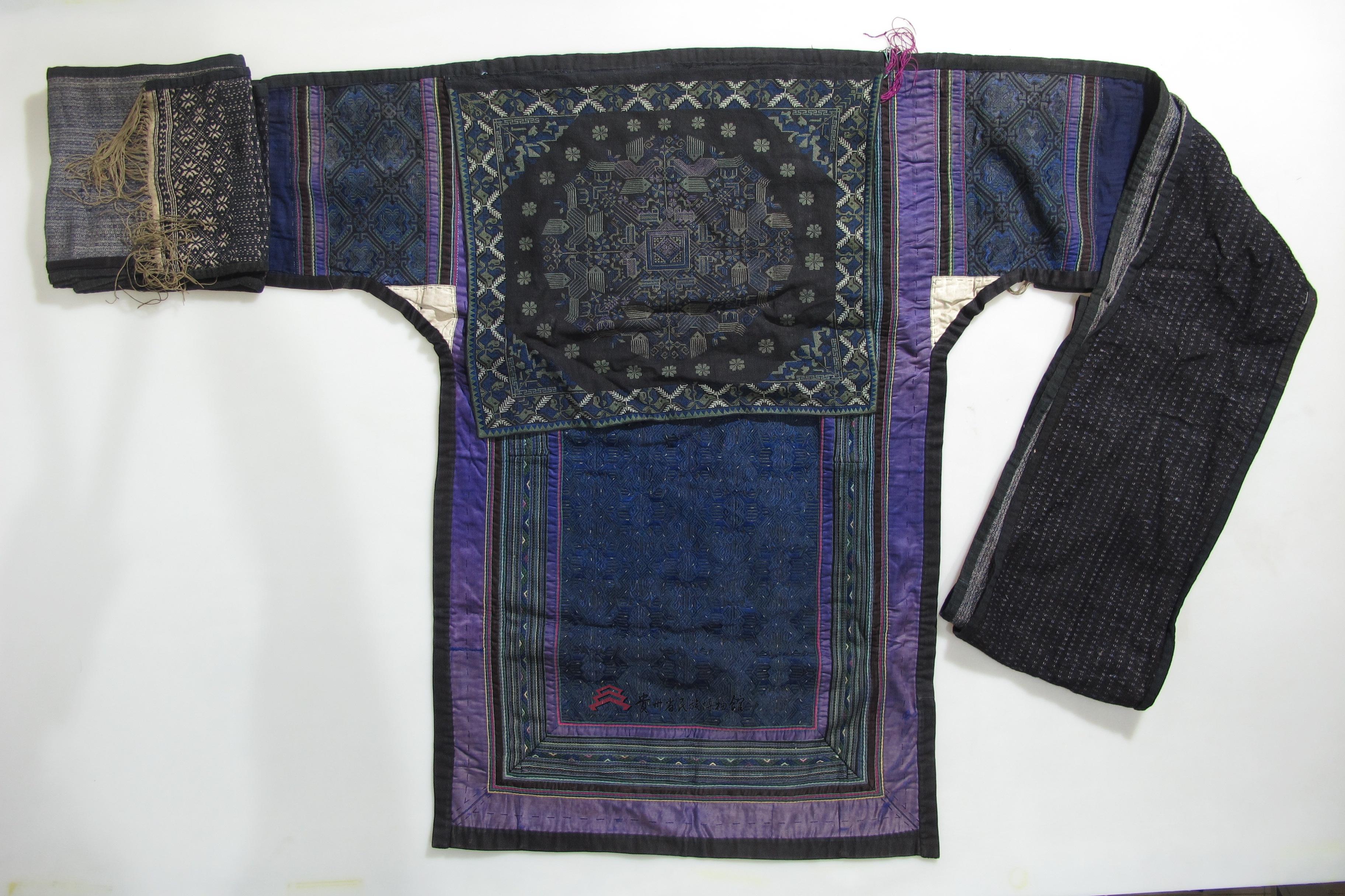 鱼纹背带是一件由贵州省民族博物馆通过征集而来的民族历史和文化藏品