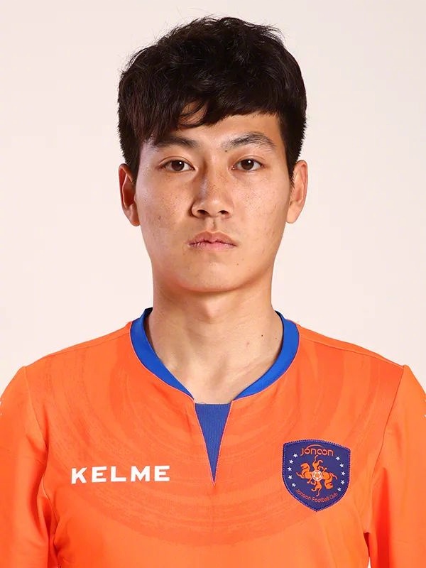 1995年2月17日出生于山东青岛,中国职业足球运动员,场上司职 a target