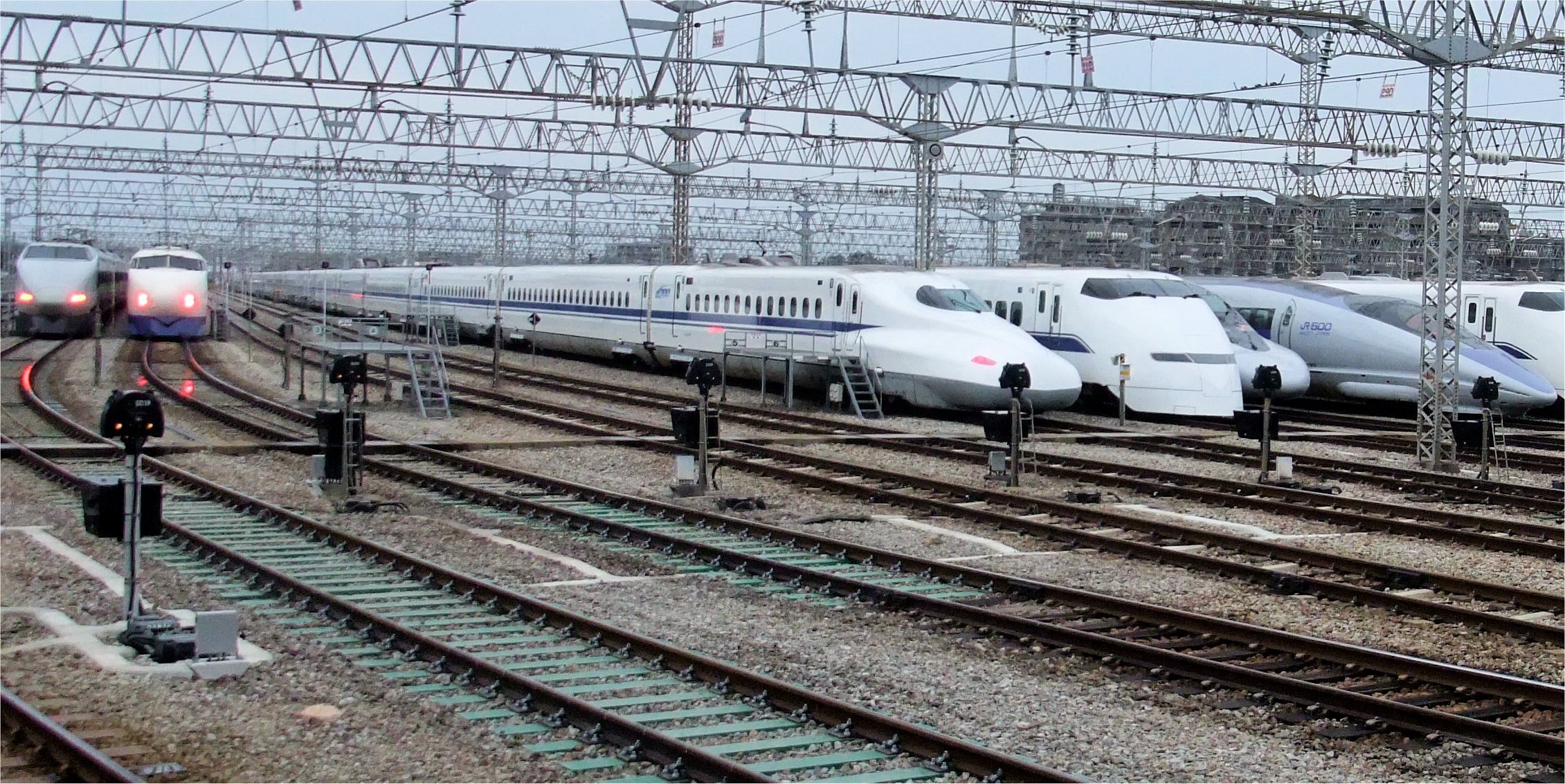 (日语:新幹線/しんかんせん shinkansen)是 /span>日本的高速铁路系统