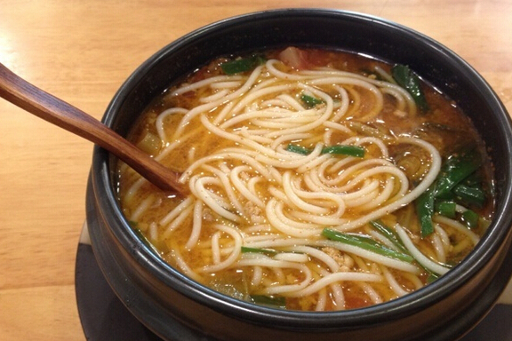 沛县(主要是沛县)一带的冷面有相似之处,却又不一样,不同于南方米线多