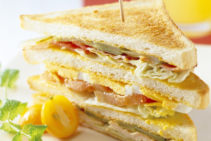 鸡蛋培根三明治