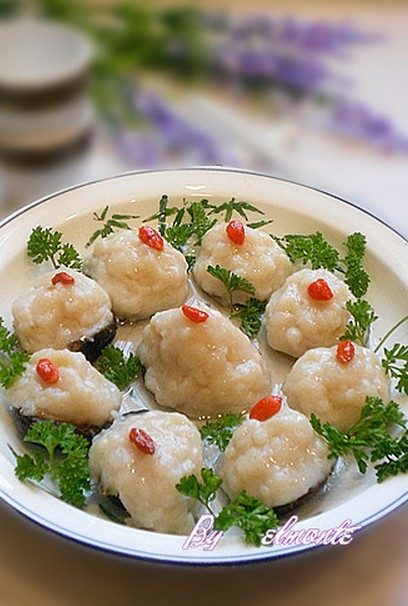 成菜鱼茸嫩美,香菇咸鲜,白中透红,造型可爱. /p>