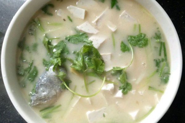豆腐香菜鲫鱼汤