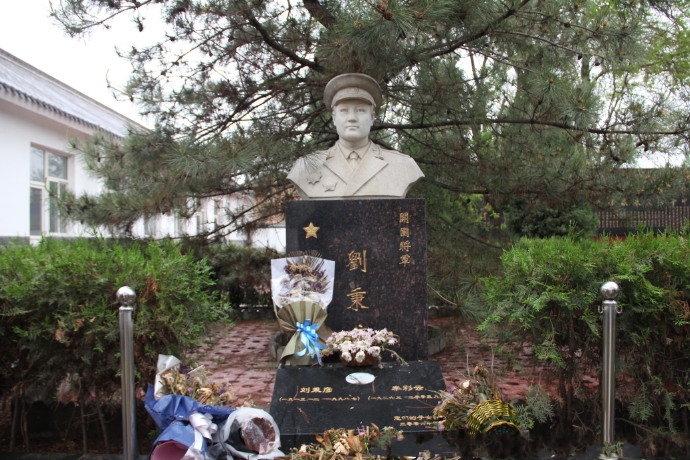  p>米家务烈士陵园,位于河北省保定市雄县米家务镇政府南100米路东,始