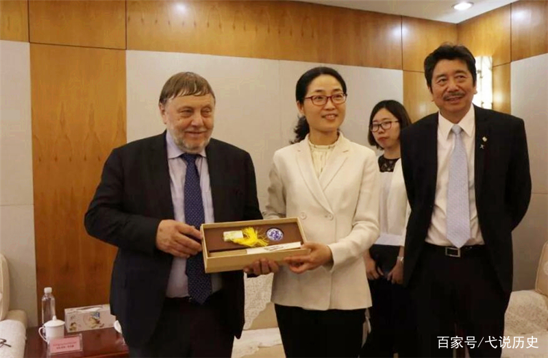 鲁迅长孙周令飞，年过60岁仍以宣传鲁迅挣钱，业界人士：啃得好_百科TA说