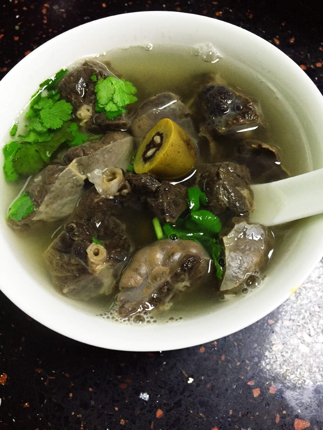  p>橄榄猪肺汤是一道以橄榄,猪肺等为主要食材制作的美食. /p>