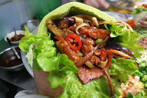 不同于传统的饼夹菜,布袋馍的馍皮是蒸的,用小麦面粉蒸出布袋形状的