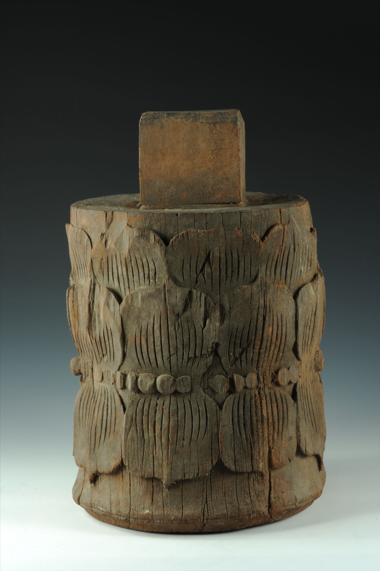 清代回族木雕莲花纹柱础