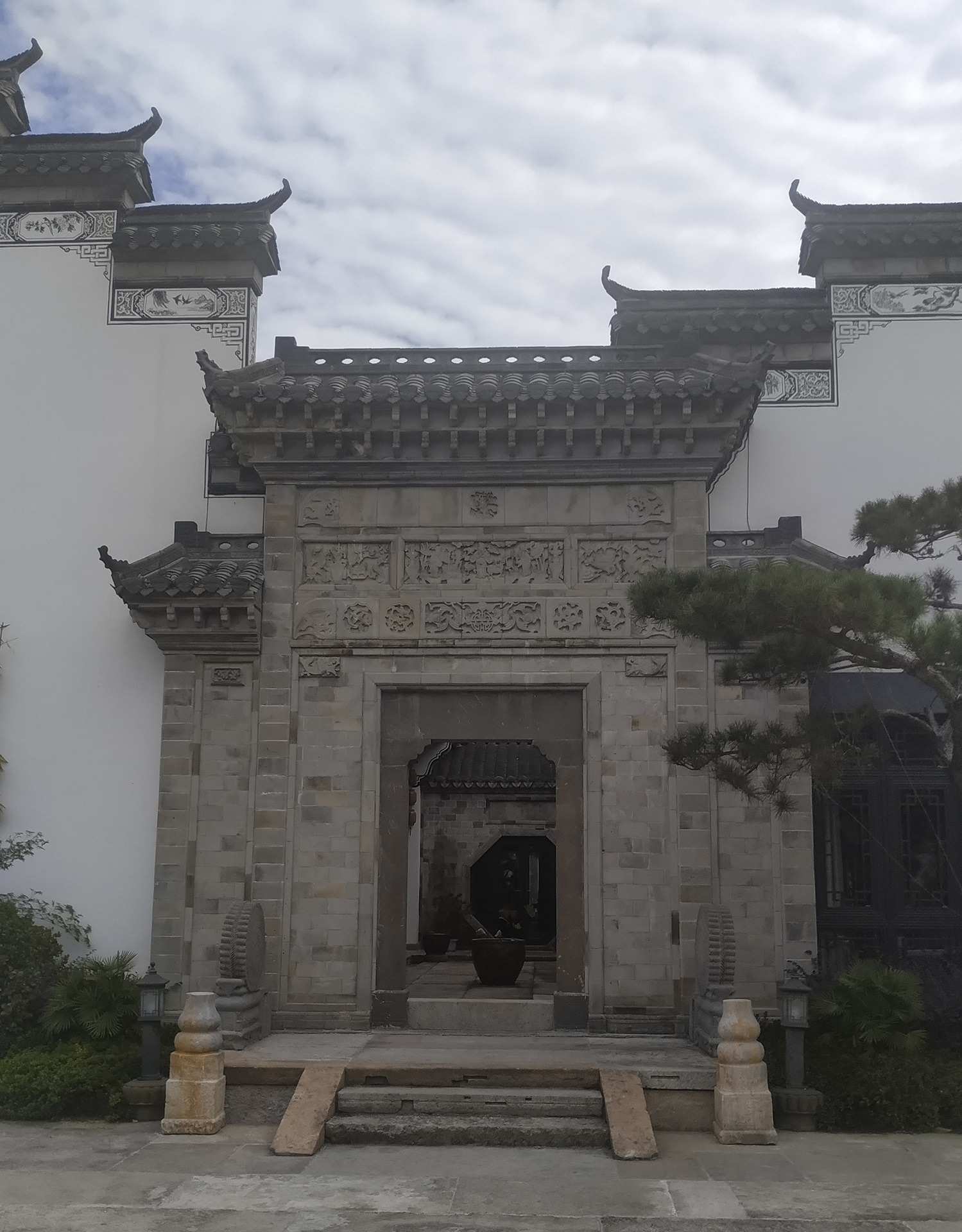 雷迪森庄园,位于浙江省金华市东阳市马宅镇王潭村(诸永高速横店出口