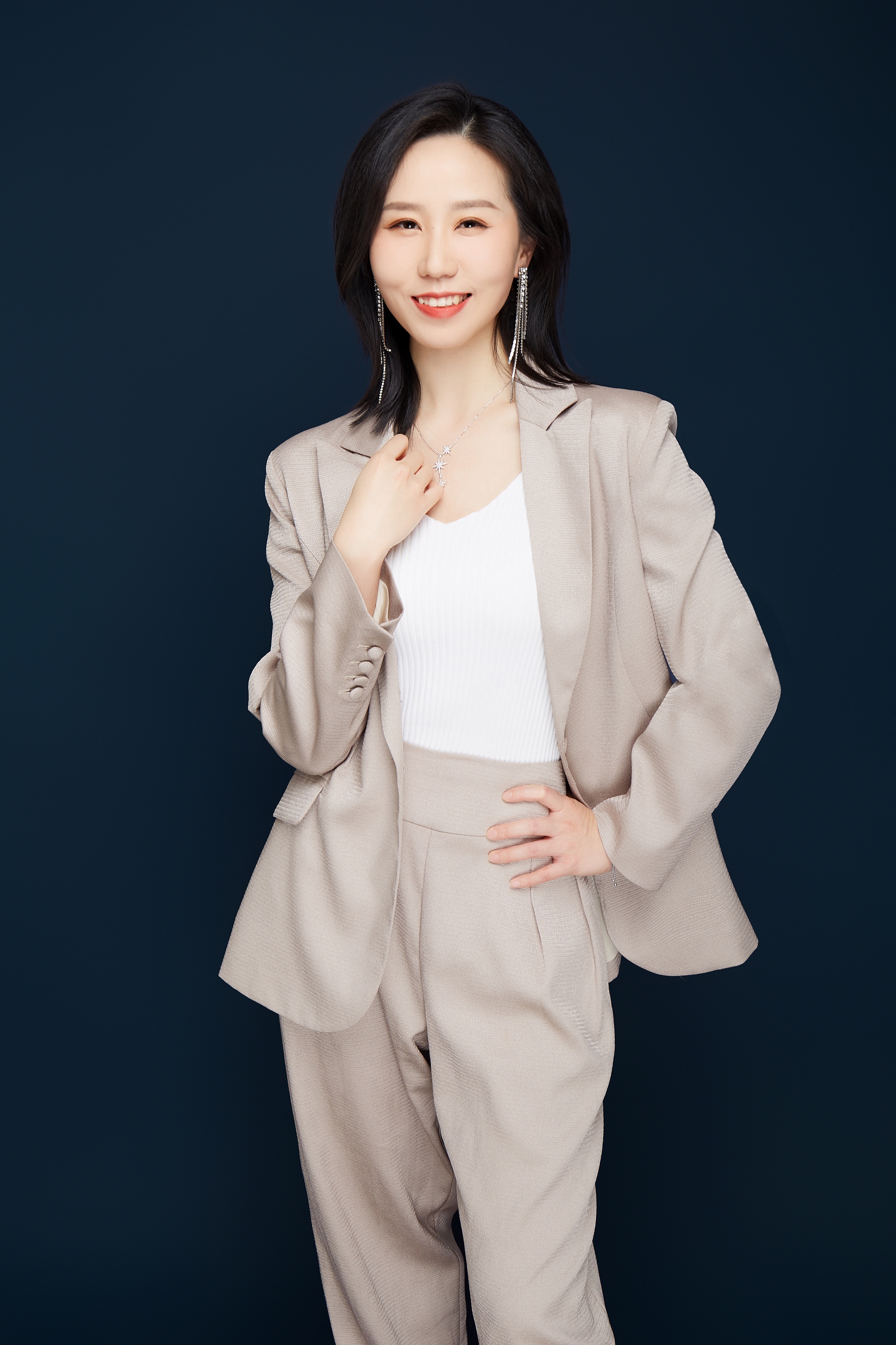  p>周婷,女,北京印刷学院新媒体学院教师. /p>