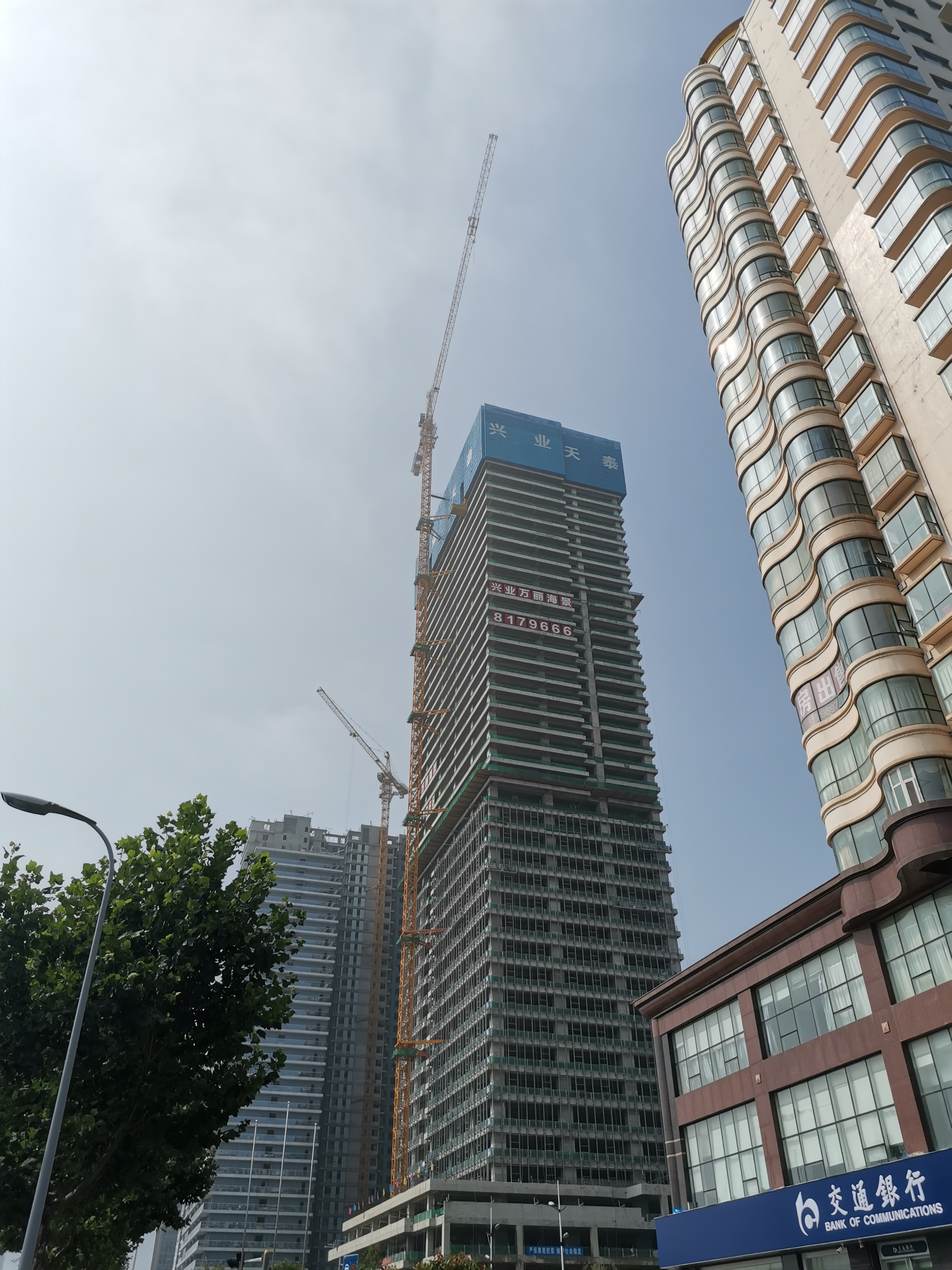  p>兴业万丽海景位于青岛路与泰安路交会处,中央活力区东首,紧邻市