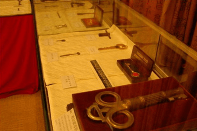 其中以公元731年的唐代钥匙"锁寒窗"最古,以哈尔滨市长赠送的长1尺,重