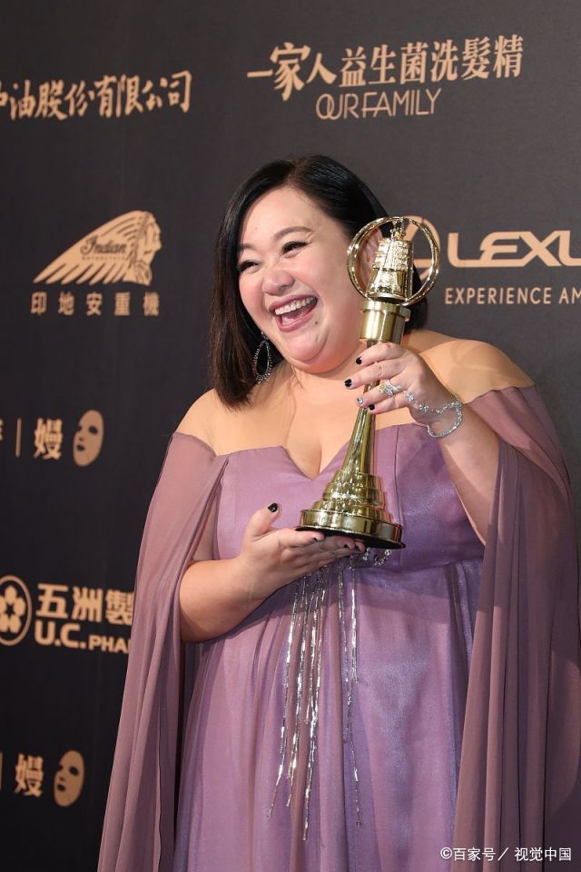女演员钟欣凌获迷你剧集最佳女主角，穿紫色礼裙兴奋吻奖杯_百科TA说