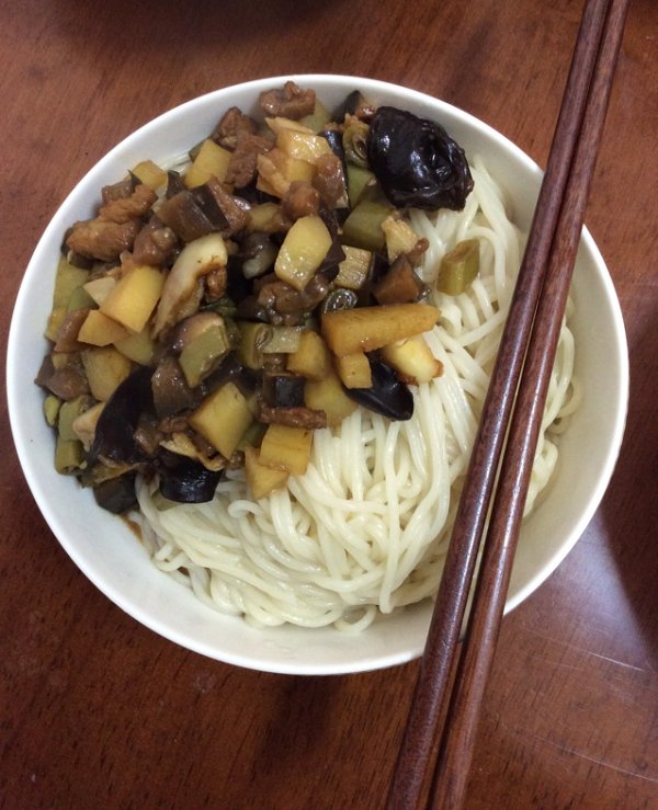  p>茄子卤面是以茄子,面条,五花肉,大豆酱为原料制作的一道菜品. /p>