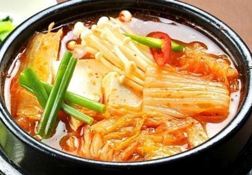  p>石锅泡菜汤是一道以韩国泡菜,豆腐为主料制作的菜品. /p>