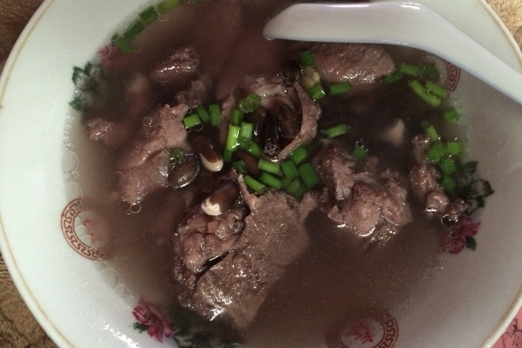 黑豆花生尾骨汤