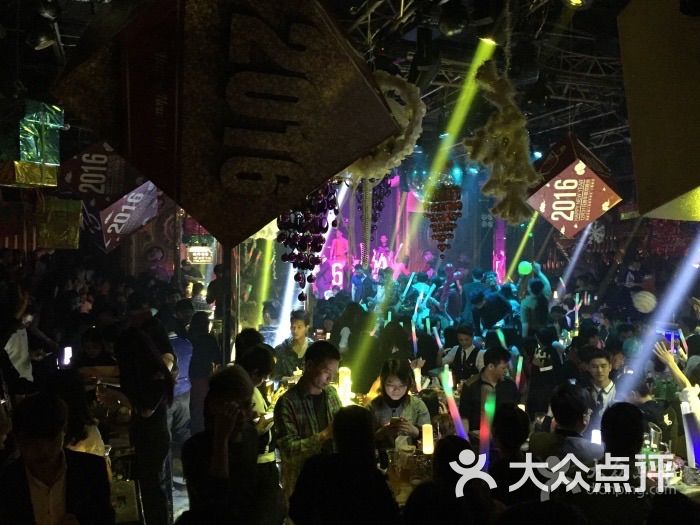  p>阿曼尼音乐殿堂是一家酒吧,位于深圳南山区创业路135-9号. /p>