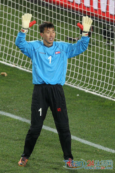  p>李明国,1986年9月9日出生于朝鲜平壤,朝鲜职业足球运动员,场上司职