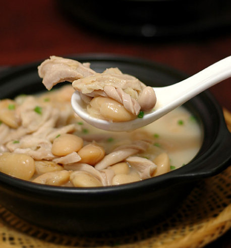  p data-id="sqla6snlzv8u">云豆肚片汤是用云豆,猪肚,白胡椒,盐,葱花