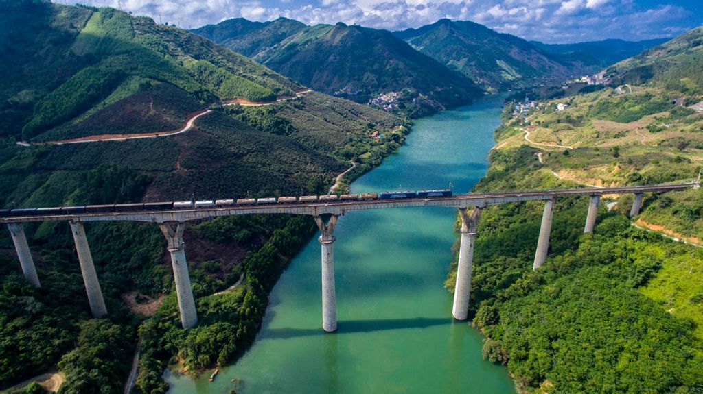  p>南昆铁路(nanning-kunming railway),简称南昆线,是一条连接广西