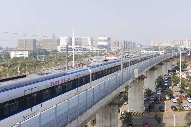 railway)是中国湖南省境内一条连接长沙市,株洲市和湘潭市的城际铁路