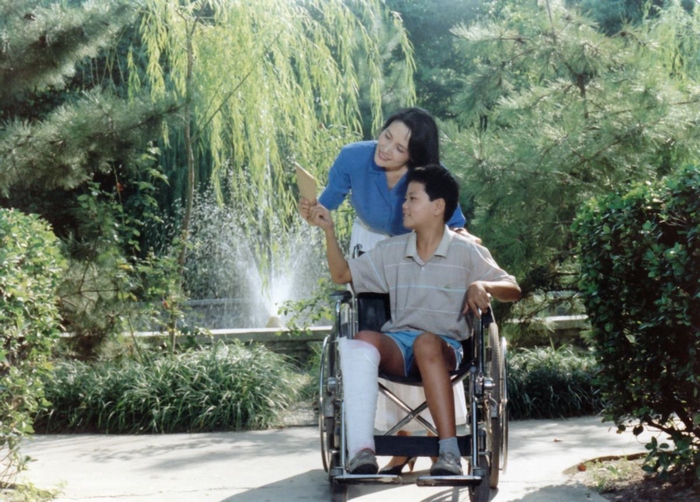  p>《烛光里的微笑》是上海电影制片厂拍摄的儿童故事片,由 a href="