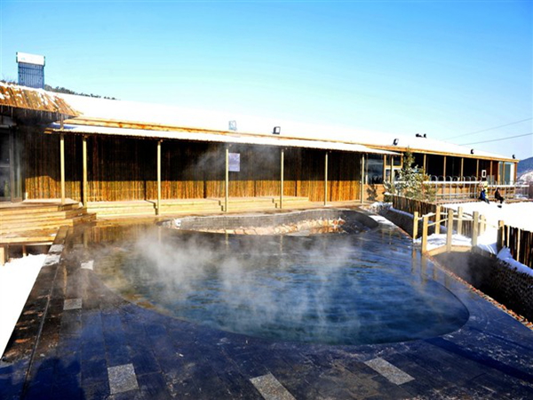  p>鞍山岫岩沟汤温泉,位于鞍山岫岩满族自治县县城西北的哈达碑镇沟汤