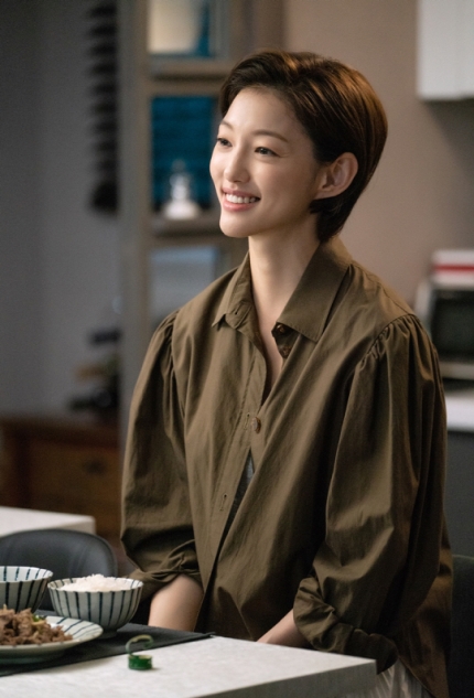  p data-id="gncn3n2iwy">李艾儿(      ,lee el),原名金智贤