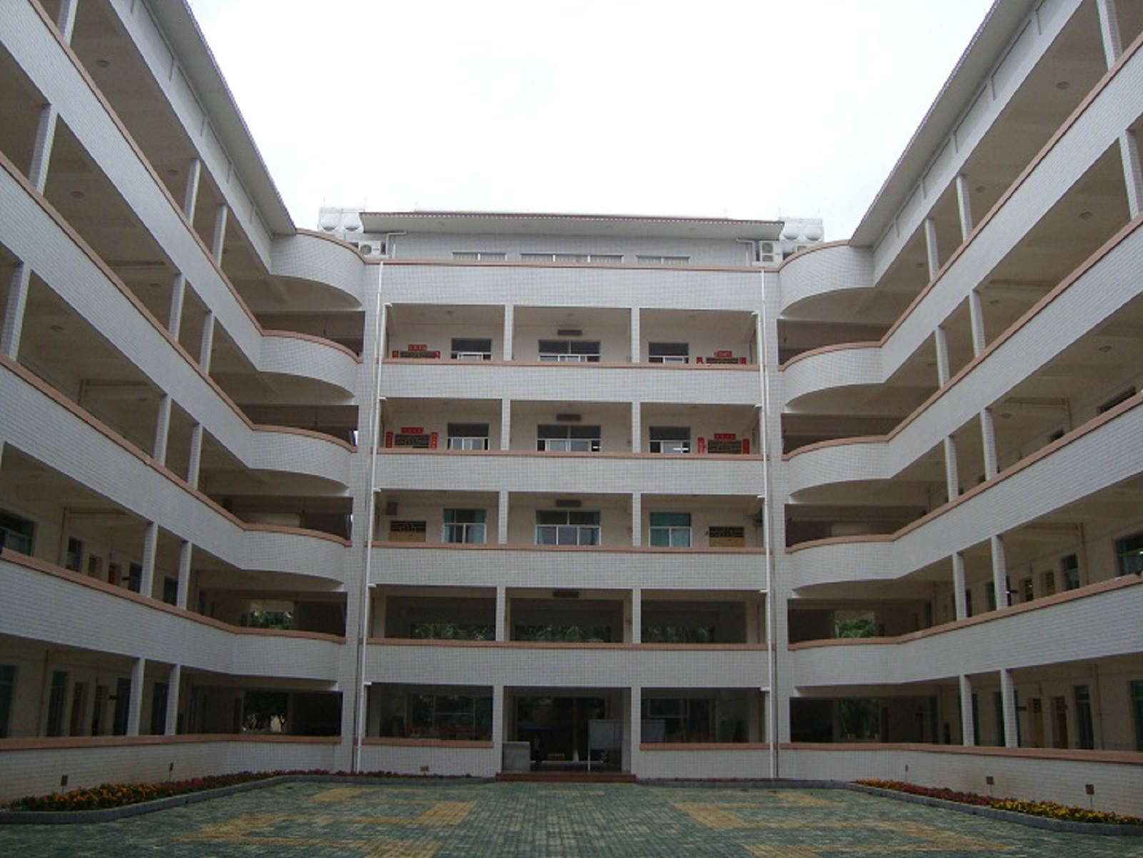  p>广西民族高中是自治区民委,自治区教育厅合作共建的一所自治区级