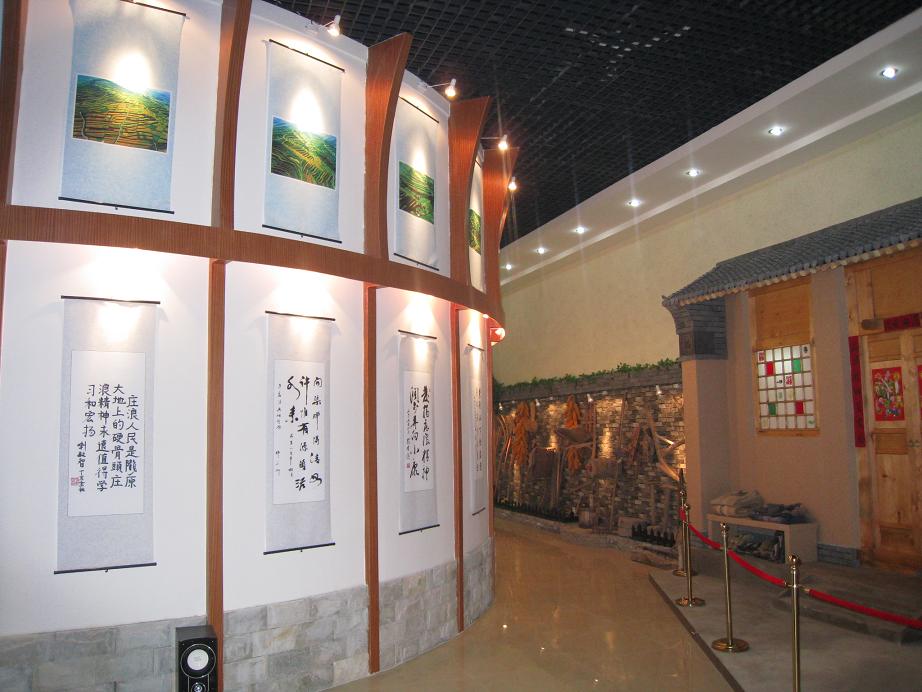  p data-id="gnwf7dfwwk">中国梯田化模范县纪念馆静静地耸立于庄浪