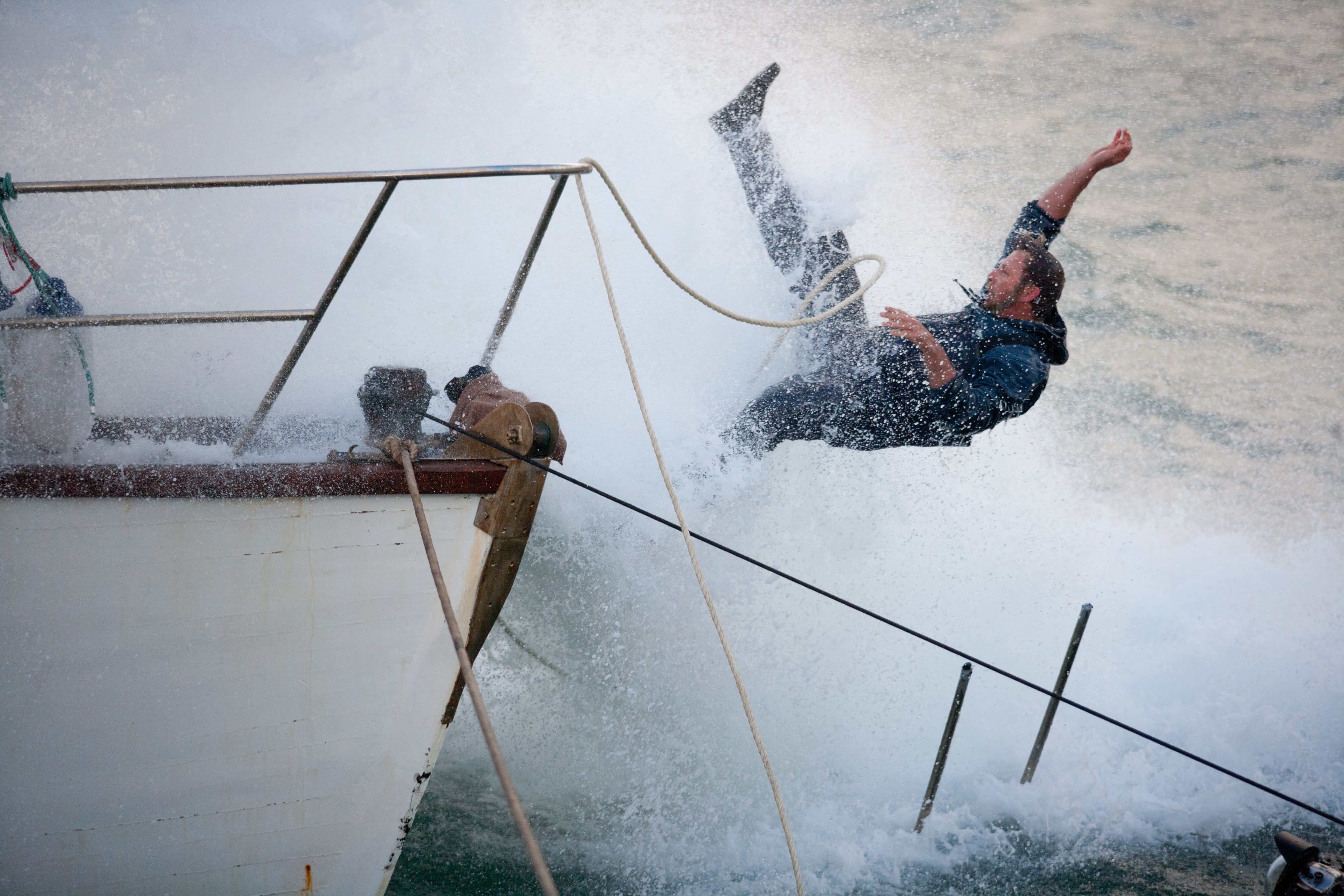  p>暗潮,指暗流,未在表面显露,暗中形成趋势的势力. /p>