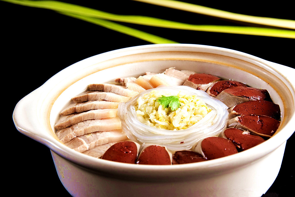 酸菜白肉炖血肠