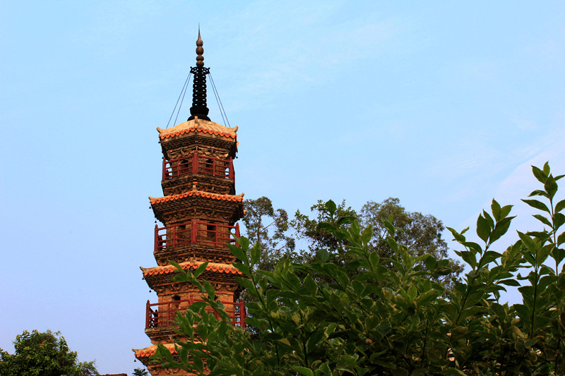  p>蓬莱寺塔在浛洸镇东北方平地上,因塔旁建有蓬莱寺(已毁)而得名.