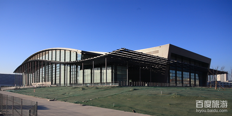 f">国家体育馆 i>(national indoor stadium) /i>,别名"折扇""冰之帆"