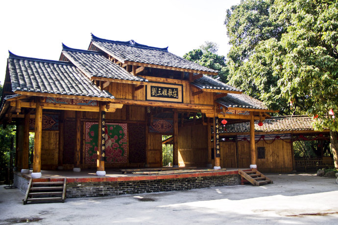 —壮族歌仙刘三姐故居,为广西著名风景名胜区下枧河的一大