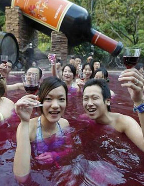  p>异性混浴,又称男女混浴,指男女同在一个浴室,浴池中洗浴.