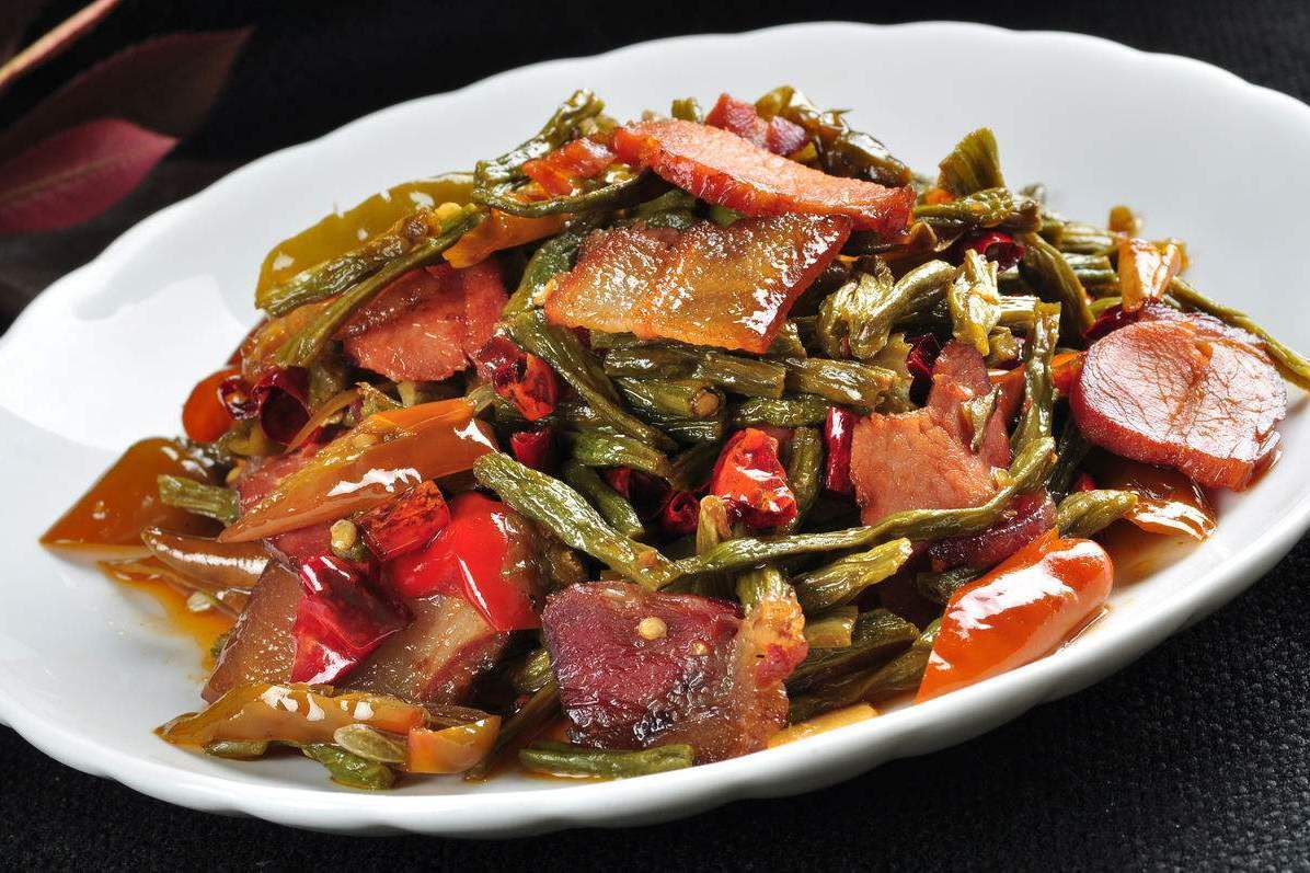  p>干豆角炒腊肉是一道滋补热身的菜式,入口鲜香,特别适合秋冬交替冷