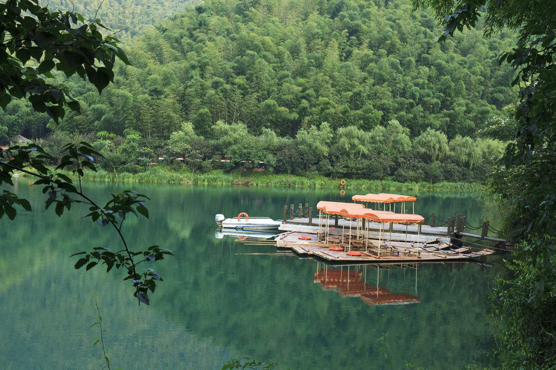  p>天目湖南山竹海景区地处江苏,安徽两省交界之处的江苏 a target="