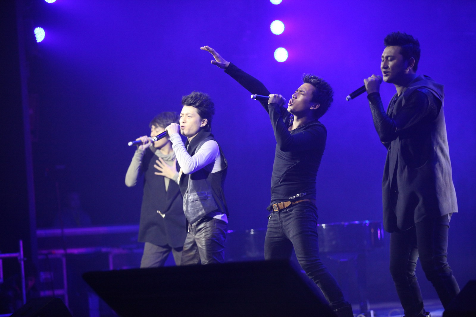 组合成立于2005年的中国最美和声组合,由成员陈云,李晓峰,奥杰阿黑