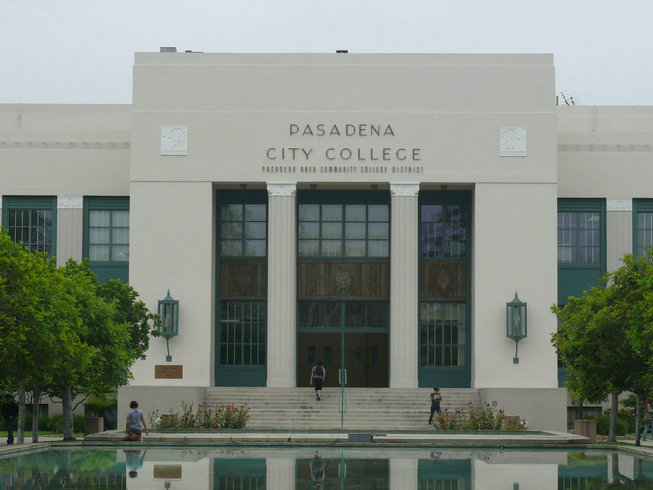 该校是加州最好的社区大学之一,位于洛杉矶附近的帕萨迪纳市,离洛杉矶
