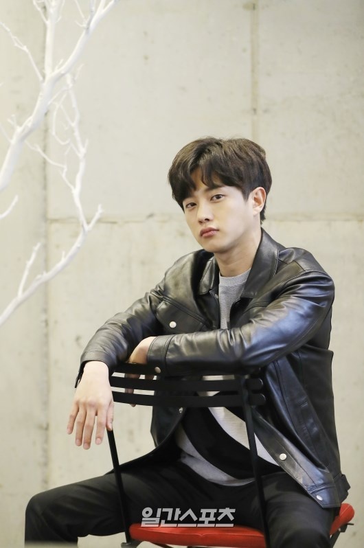  p>金玟锡(         ),1990年1月24日出生于韩国釜山广域市,韩国男