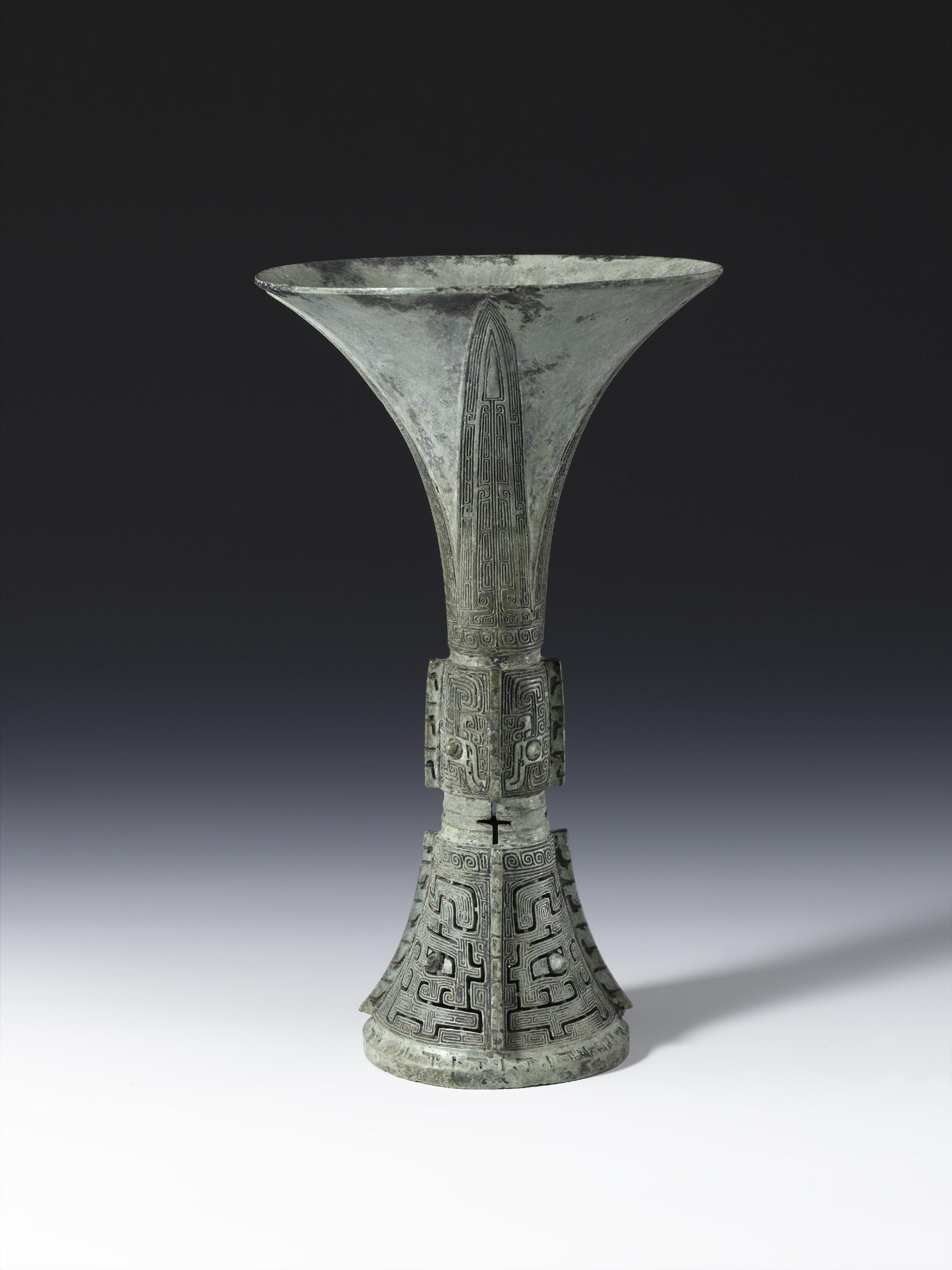  p>商黄觚为商代晚期的青铜器,是一种饮酒器.高27.