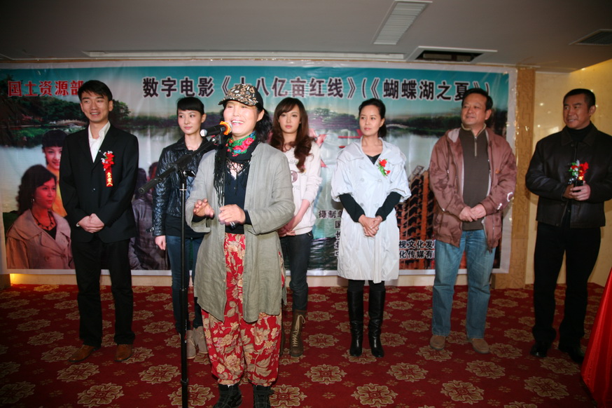  p data-id="gnx3zzf0ie">于莉红(艺名:于艺璇),1969年2月9日出生于