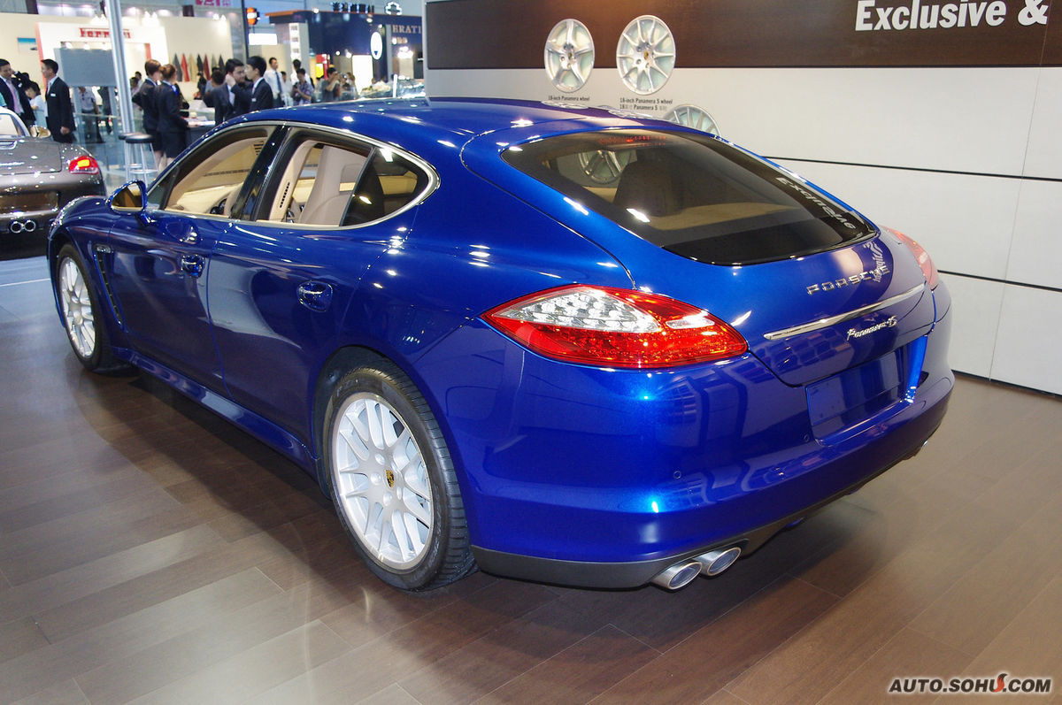  p>保时捷panamera是一款轿车,保时捷panamera车身线条圆润流畅,没有