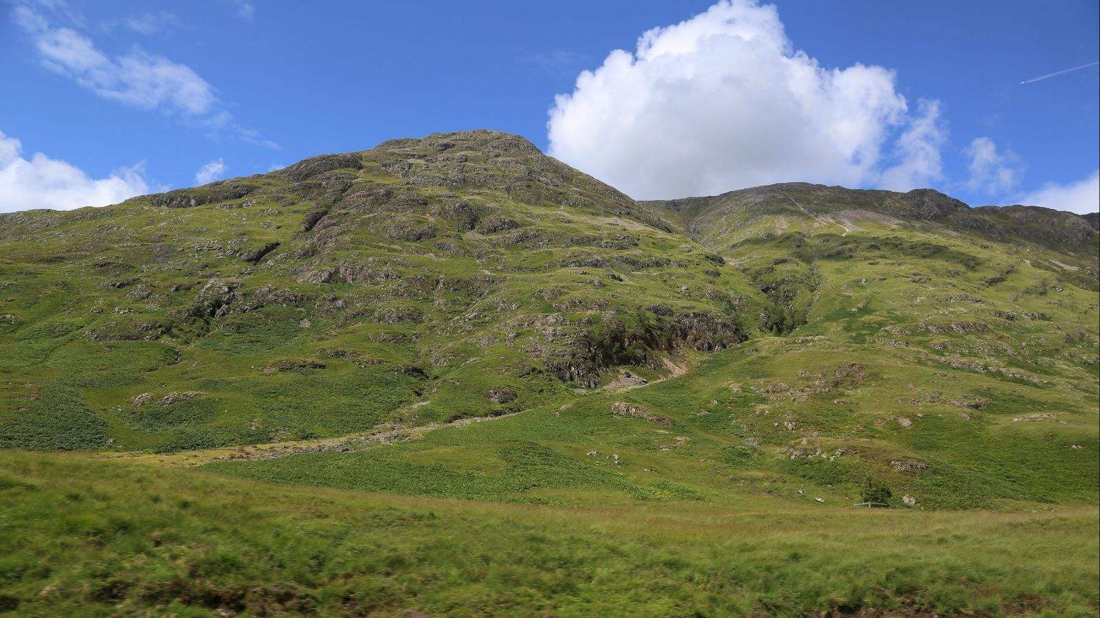 ben nevis)一译"尼维斯山",英国全国最高峰,位于苏格兰高地议会区内