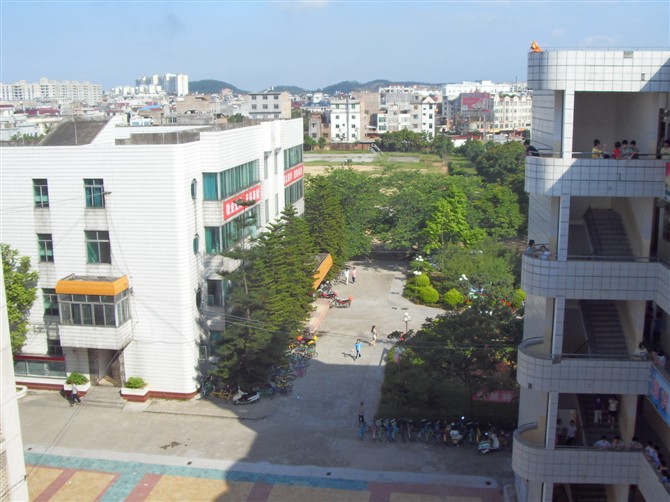 id="gnanxe9scd">北流市永丰初级中学,创建于1993年,简称"永丰初 "