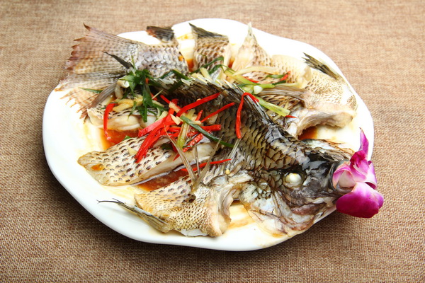  p data-id="gnwobg2pbp">清蒸罗非是一道菜品,制作主料:罗非鱼,葱,姜