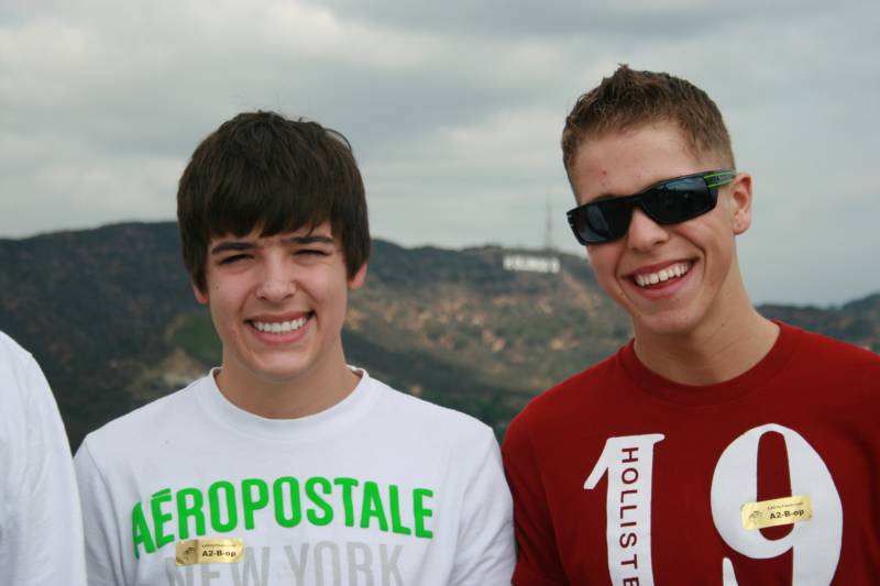 是一个叫steven(真名stephen quire)的美国男孩.